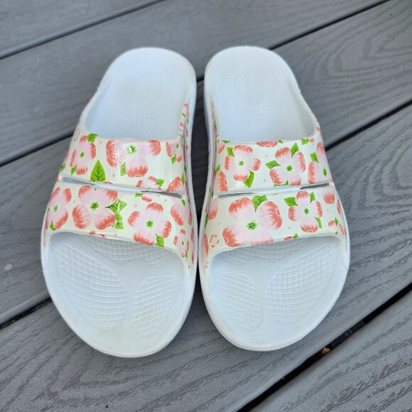 Oofos Shoes - Oofos Women's recovery sandals cherry blossom pattern, Size 11